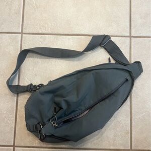 Athleta sling bag dark grey/blue